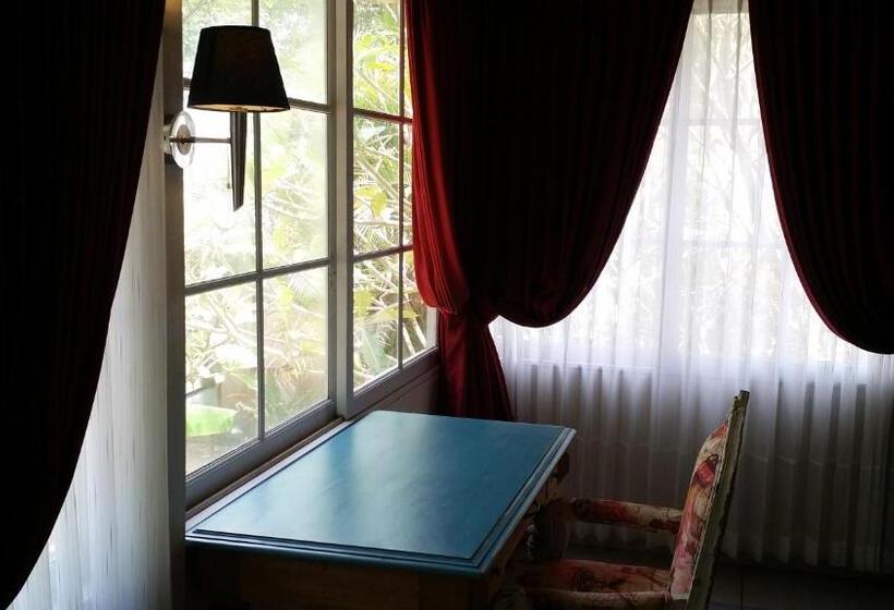 Tengerre Néző Deluxe Szoba, Villa Isabella Putri B&b