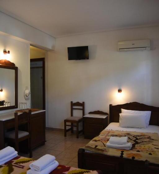 庭の見えるスタンダードトリプルルーム, Archontiko Klitsa