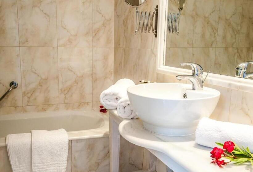 سوییت جونیور با چشم‌انداز دریا, Gerakas Belvedere Hotel & Luxury Suites