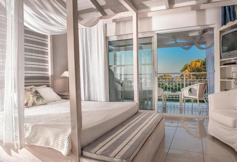 سوییت جونیور با چشم‌انداز دریا, Gerakas Belvedere Hotel & Luxury Suites