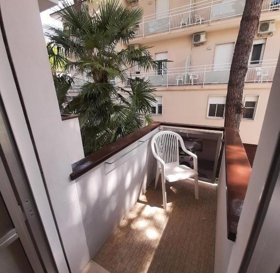 标准单人间, Kiss