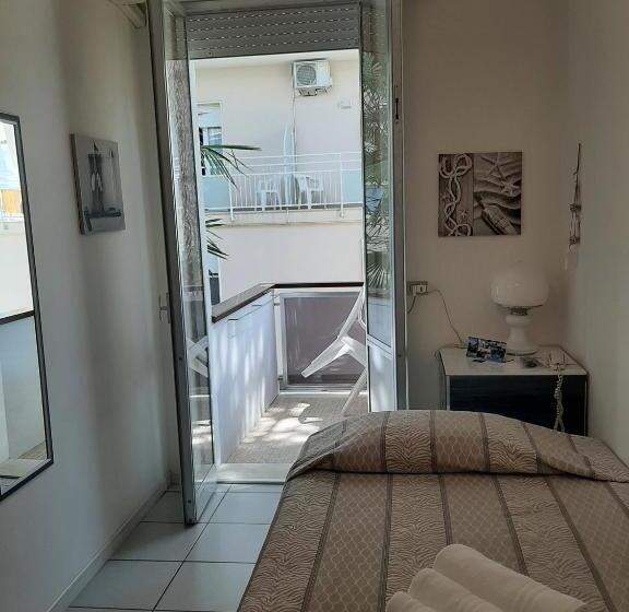 标准单人间, Kiss