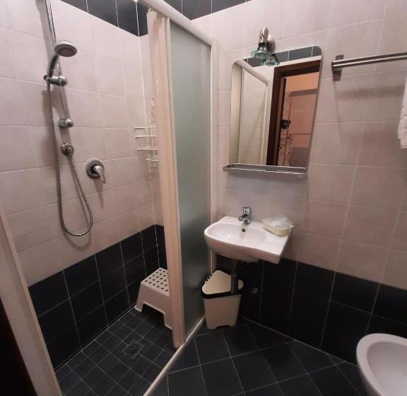 标准单人间, Kiss