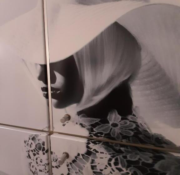 标准单人间, Kiss