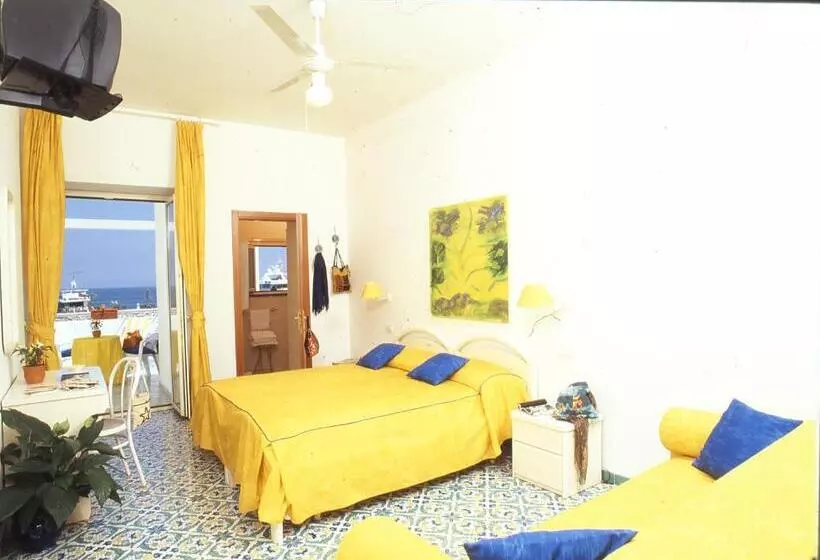 اتاق استاندارد سه نفره, La Sirenella