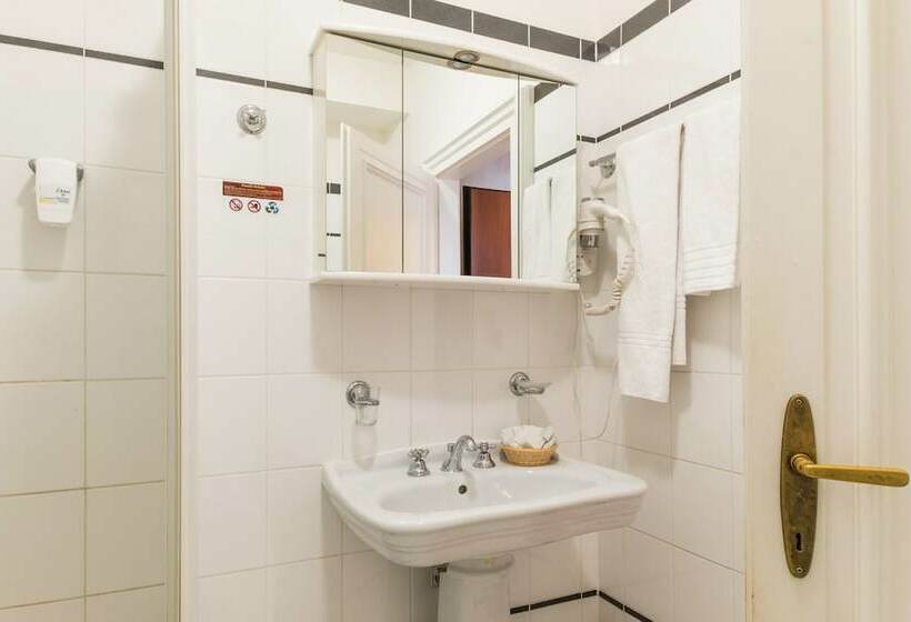 اتاق استاندارد چهار تخته, Leon D´oro