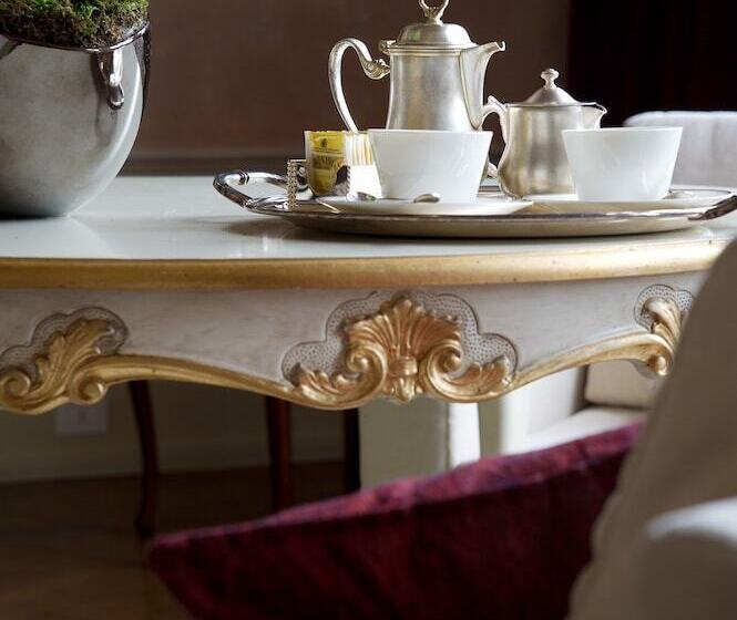 سوئیت جونیور با چشم‌انداز, Palazzo Giovanelli E Gran Canal