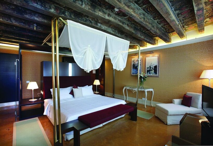 سوئیت جونیور با چشم‌انداز, Palazzo Giovanelli E Gran Canal