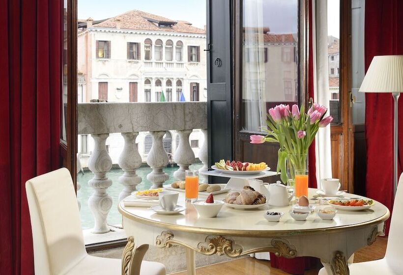 سوئیت با چشم‌انداز, Palazzo Giovanelli E Gran Canal