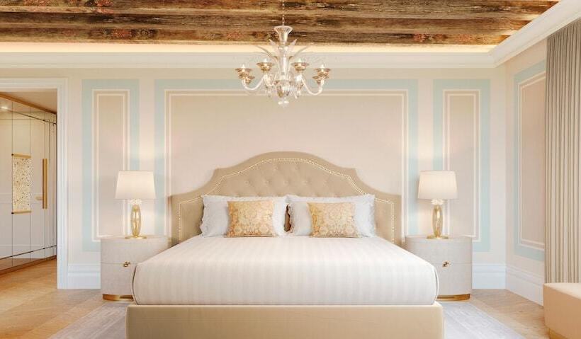 سوئیت جونیور با چشم‌انداز, Palazzo Giovanelli E Gran Canal