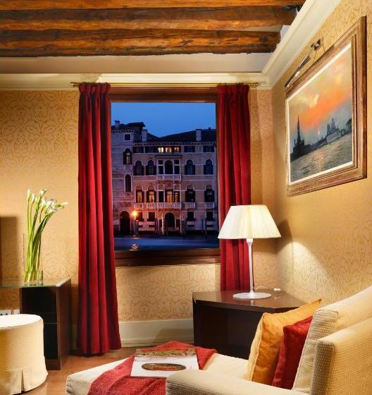 سوئیت جونیور با چشم‌انداز, Palazzo Giovanelli E Gran Canal