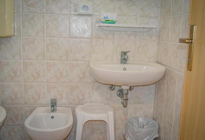 エコノミートリプルルーム, Stradiot