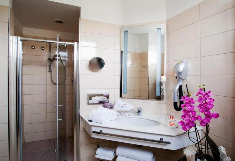 חדר אקונומי לשלושה, Terminal Palace & Spa