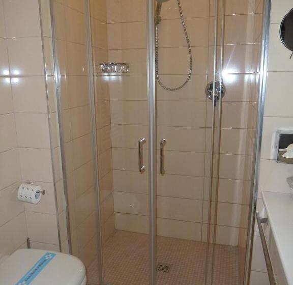 חדר אקונומי לשלושה, Terminal Palace & Spa