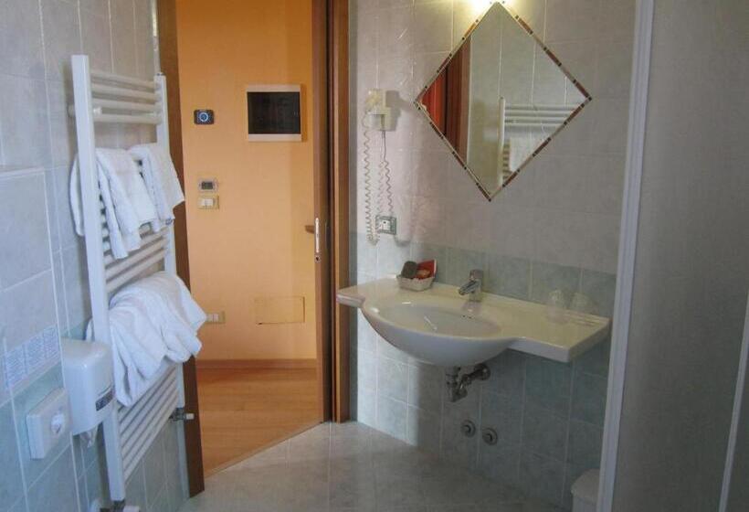 标准三人间, Al Sole