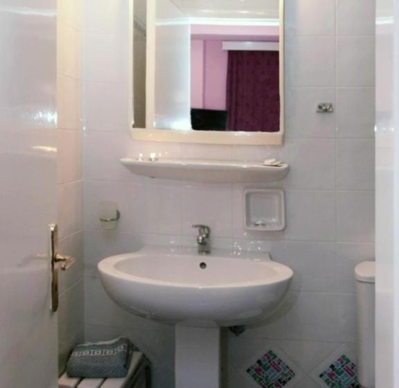 חדר סטנדרט לשלושה, Avra