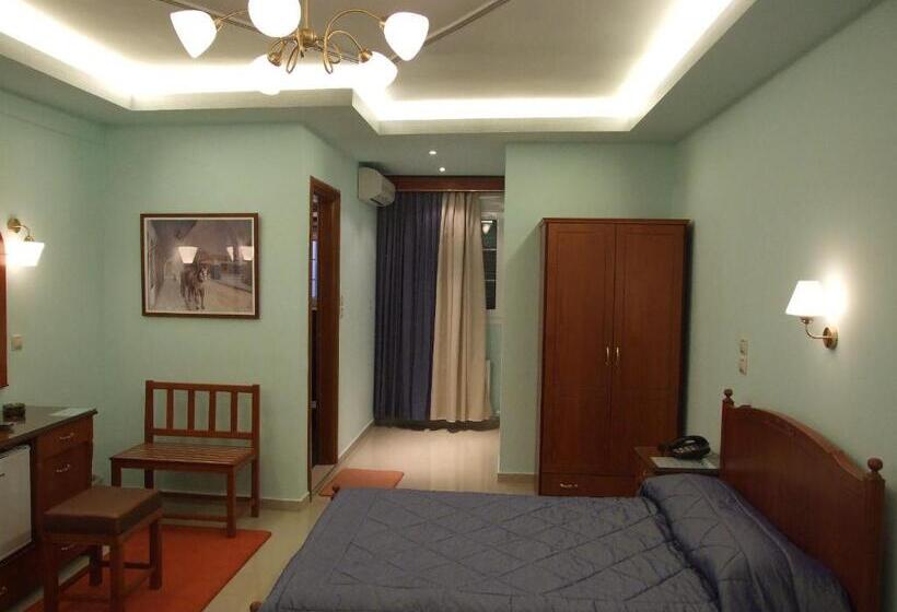 חדר סופריור לשלושה, Avra