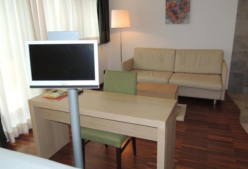 جناح جونيور, Cascina Scova Resort