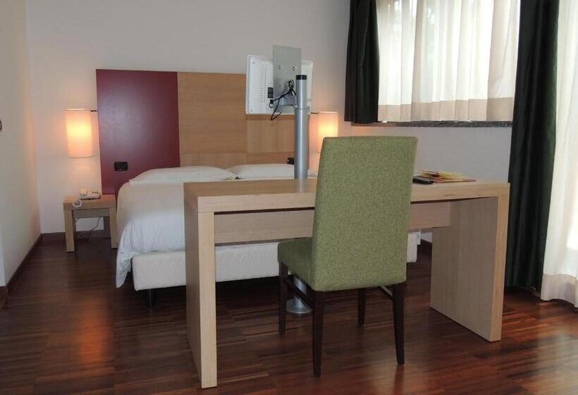 جناح جونيور, Cascina Scova Resort