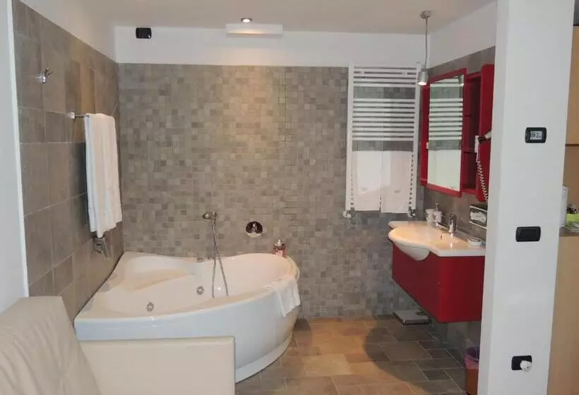 سوییت جونیور, Cascina Scova Resort