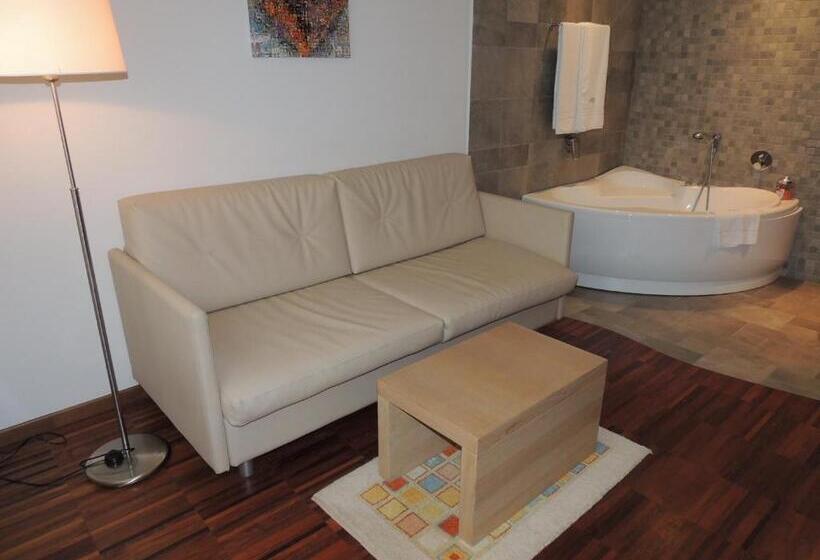 جناح جونيور, Cascina Scova Resort
