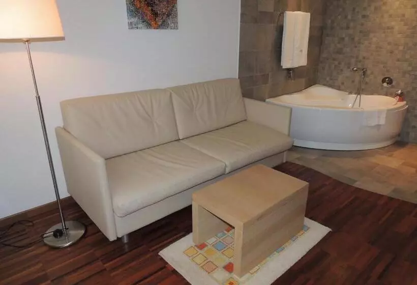 سوییت جونیور, Cascina Scova Resort