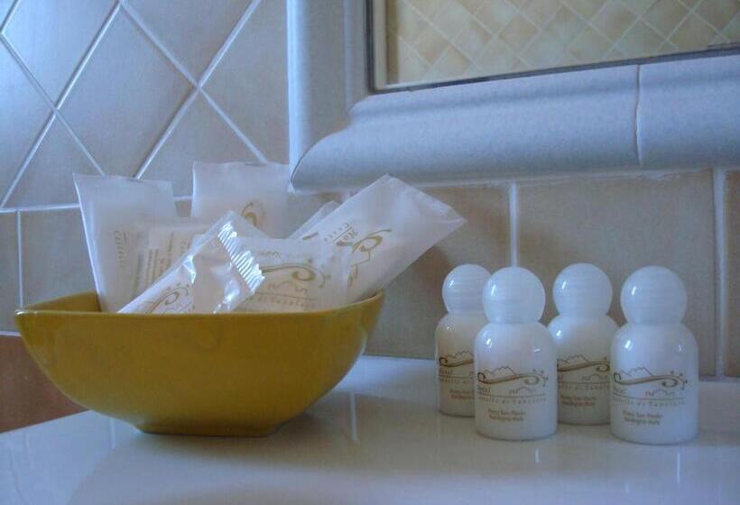 חדר קלאסי לשלושה, Castello Di Tavolara