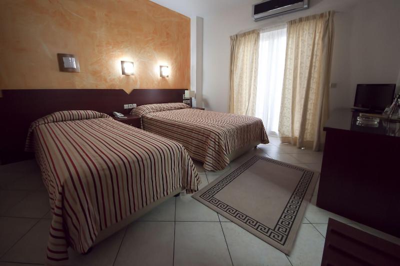 스탠다드 트리플 룸, Life