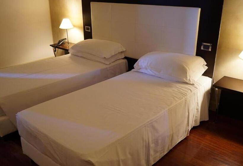 스탠다드 트리플 룸, Cremona Palace