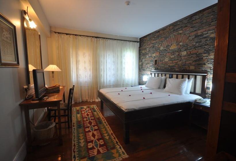 Люкс Вид на Сад, El Vino Hotel & Suites
