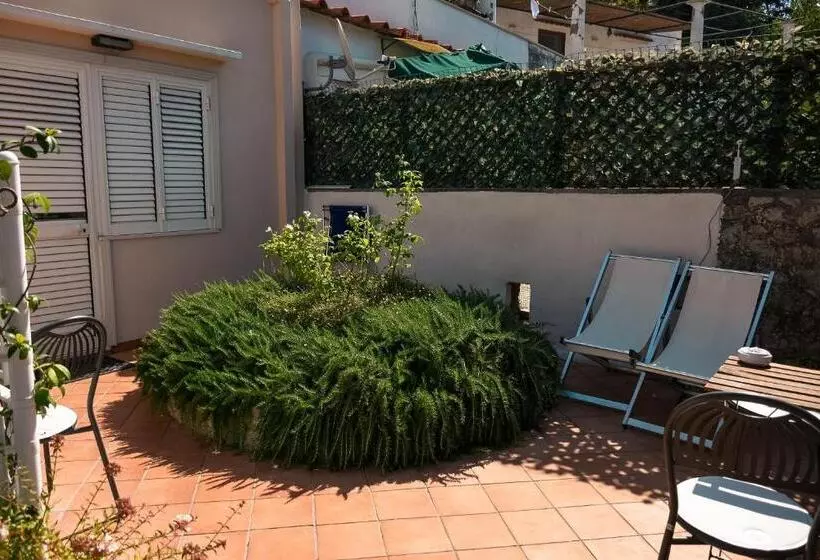 اتاق خانوادگی, La Reginella Capri