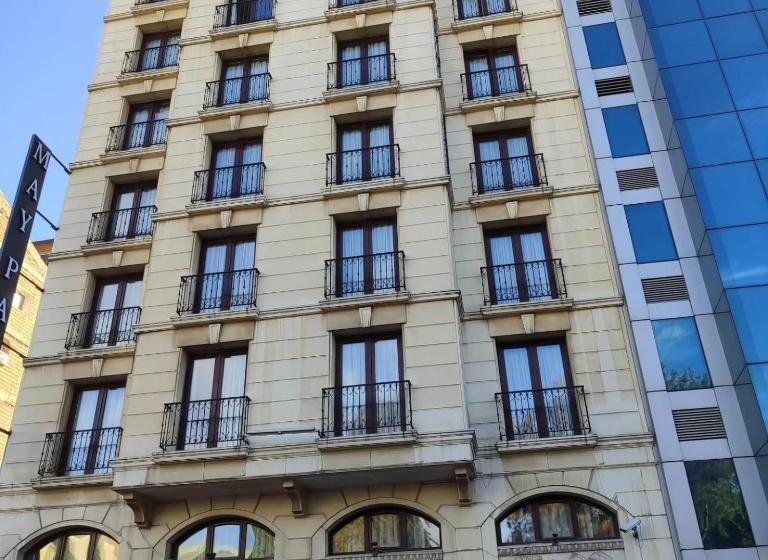 اتاق لوکس, May Park