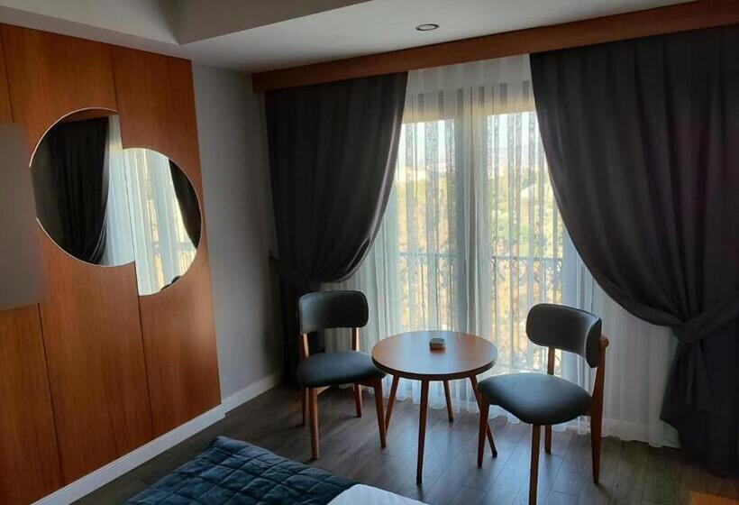 اتاق لوکس, May Park