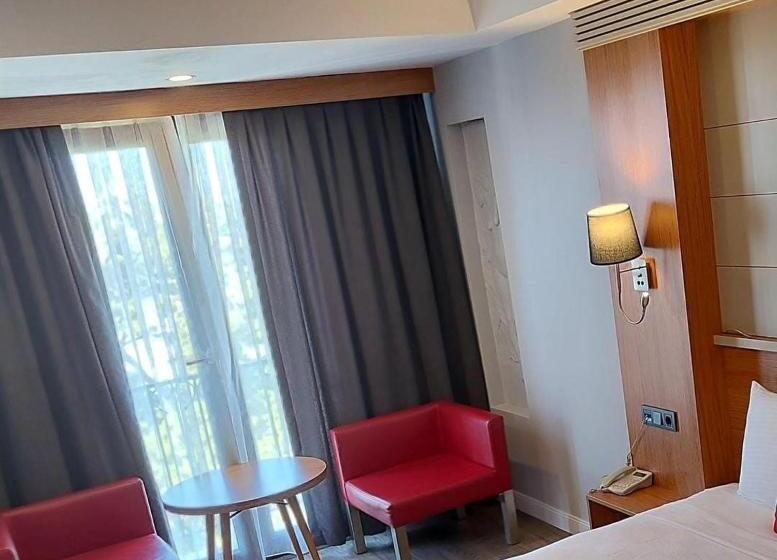 اتاق لوکس, May Park