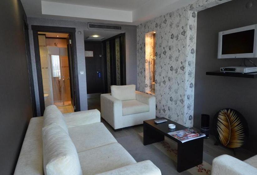 سوییت لوکس, May Park