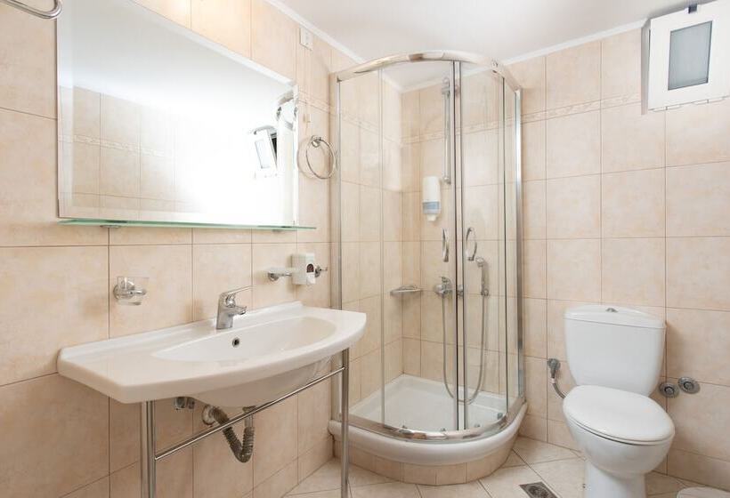 家庭套房, Pantheon City