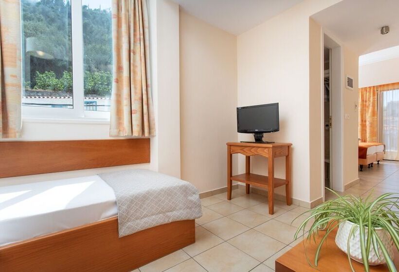 家庭套房, Pantheon City