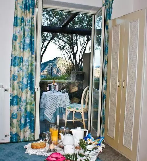 اتاق راحتی با چشم‌انداز دریا, Punta Chiarito Resort