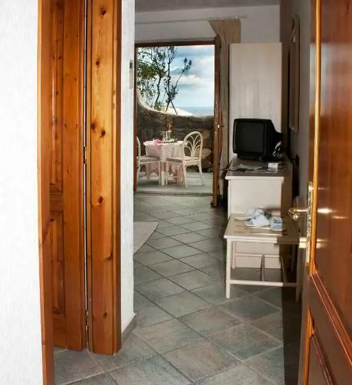 اتاق راحتی با چشم‌انداز دریا, Punta Chiarito Resort