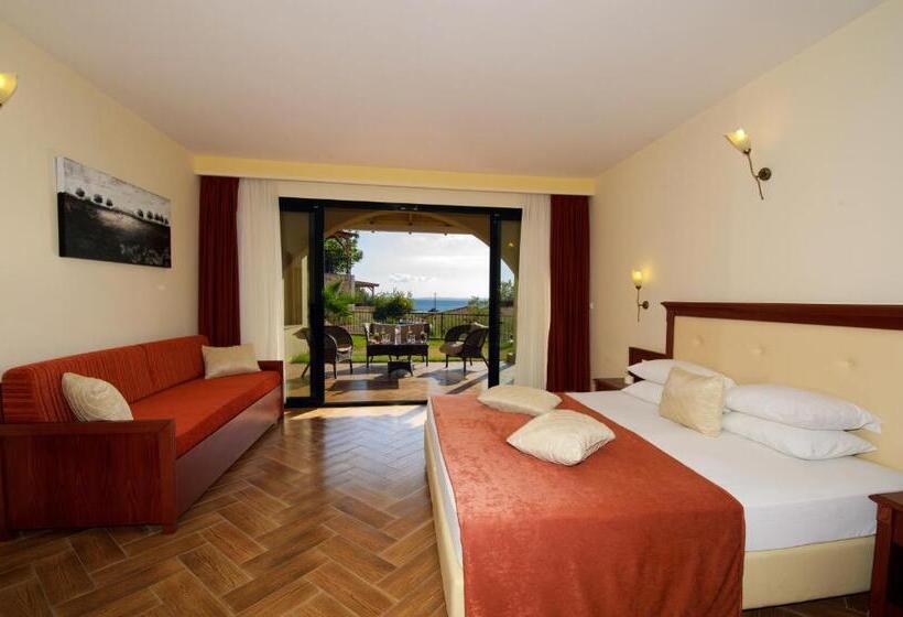 חדר דלוקס לשלושה, Village Mare