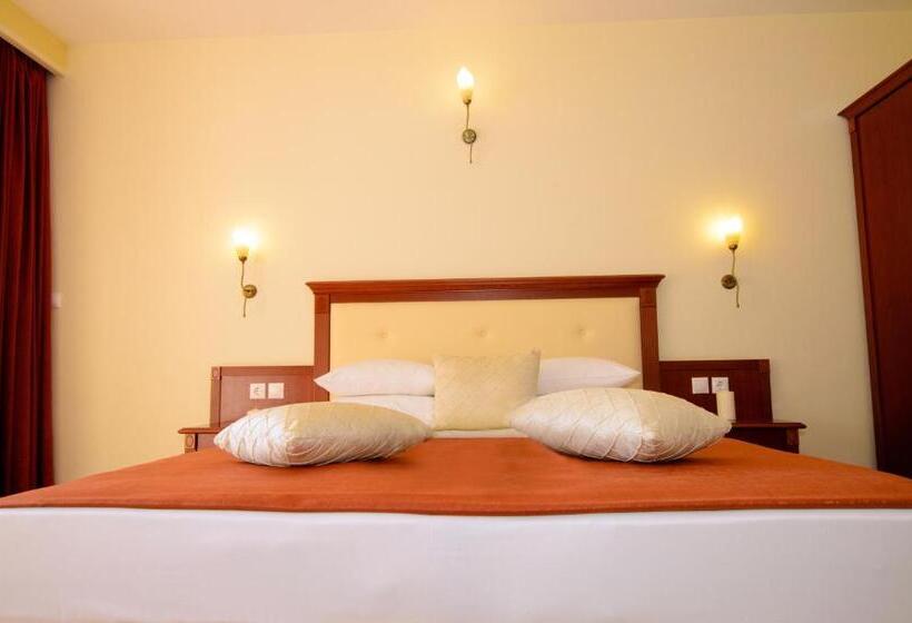 חדר דלוקס לשלושה, Village Mare