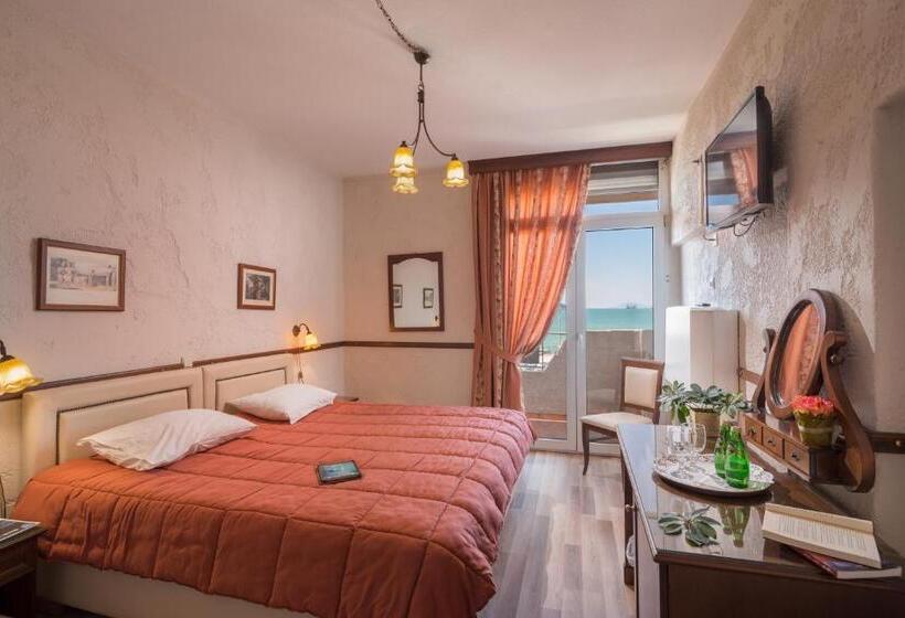 غرفة قياسية مطلّة علي البحر, Jolly Hotel