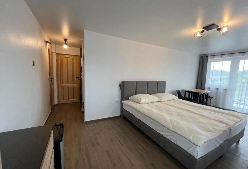 إستديو قياسى مزود بشرفة, Willa Modra