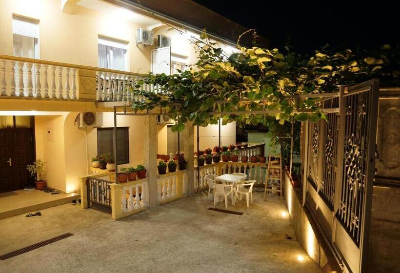 اتاق خانوادگی, Ajdin Apartments