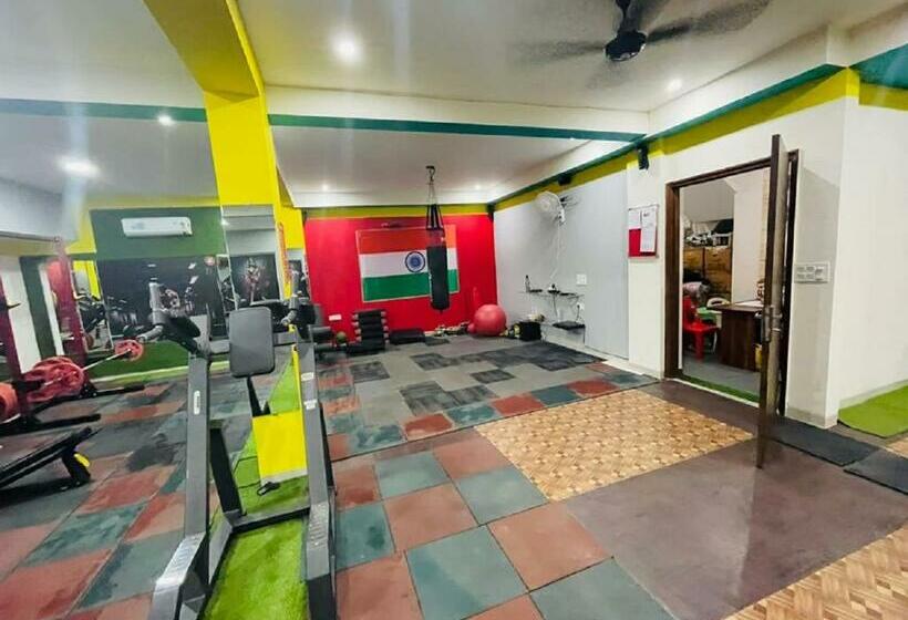 Camera Deluxe con Balcone, Lime Tree Hotel Pulkit Gurgaon Artemis Hospital, Nearest Metro Huda City Centre