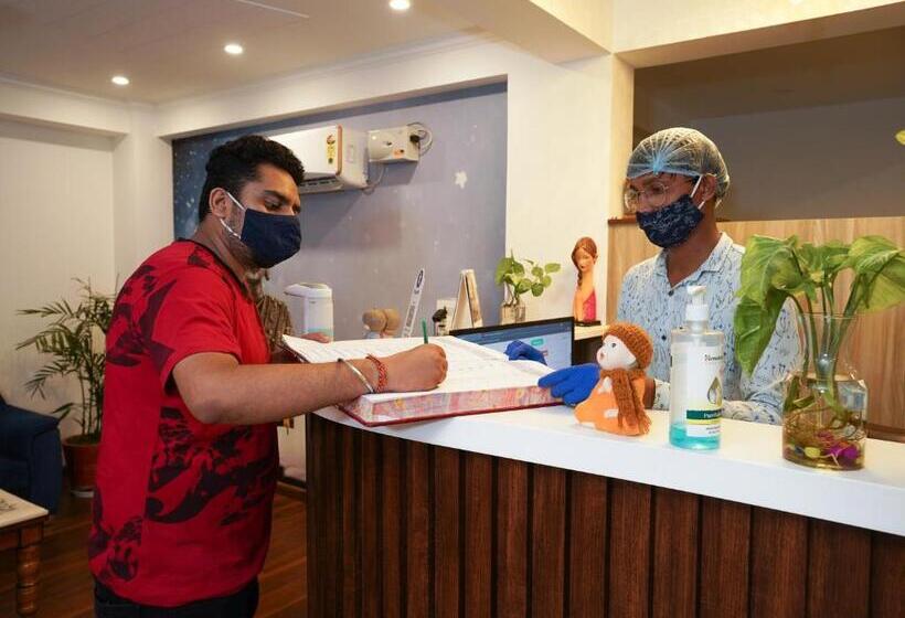 Pokój Deluxe z Balkonem, Lime Tree Hotel Pulkit Gurgaon Artemis Hospital, Nearest Metro Huda City Centre