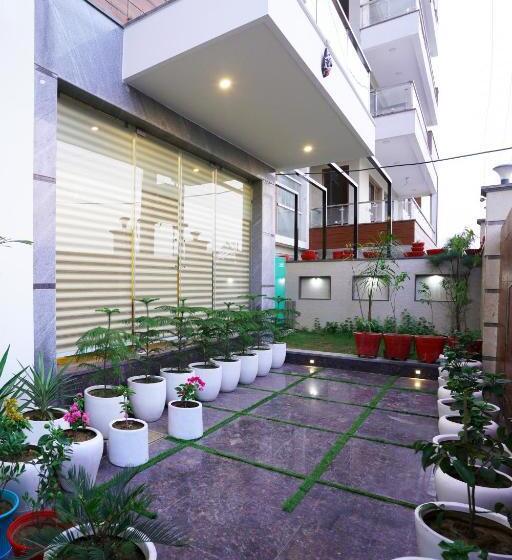 Pokój Deluxe z Balkonem, Lime Tree Hotel Pulkit Gurgaon Artemis Hospital, Nearest Metro Huda City Centre