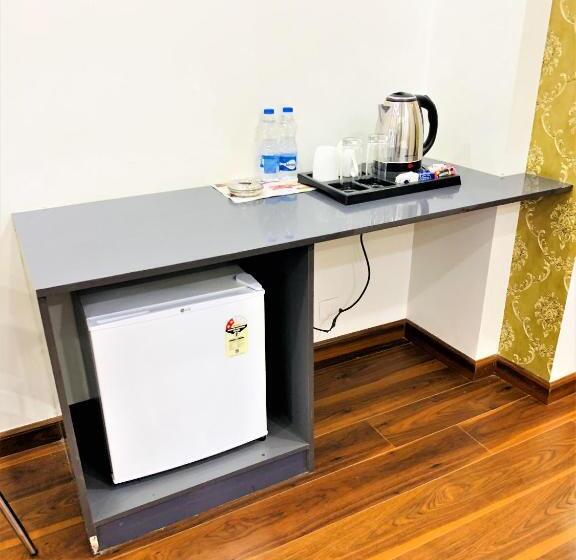 Pokój Deluxe z Balkonem, Lime Tree Hotel Pulkit Gurgaon Artemis Hospital, Nearest Metro Huda City Centre