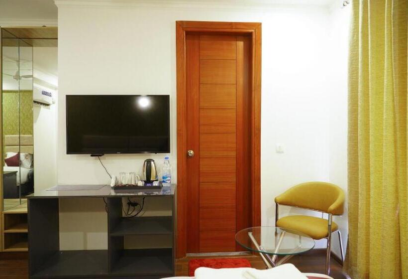 バルコニー付きデラックスルーム, Lime Tree Hotel Pulkit Gurgaon Artemis Hospital, Nearest Metro Huda City Centre