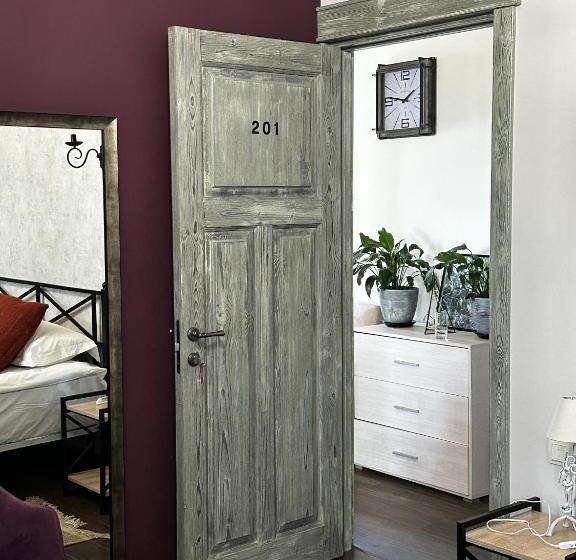 اتاق استاندارد, Redroof Country House